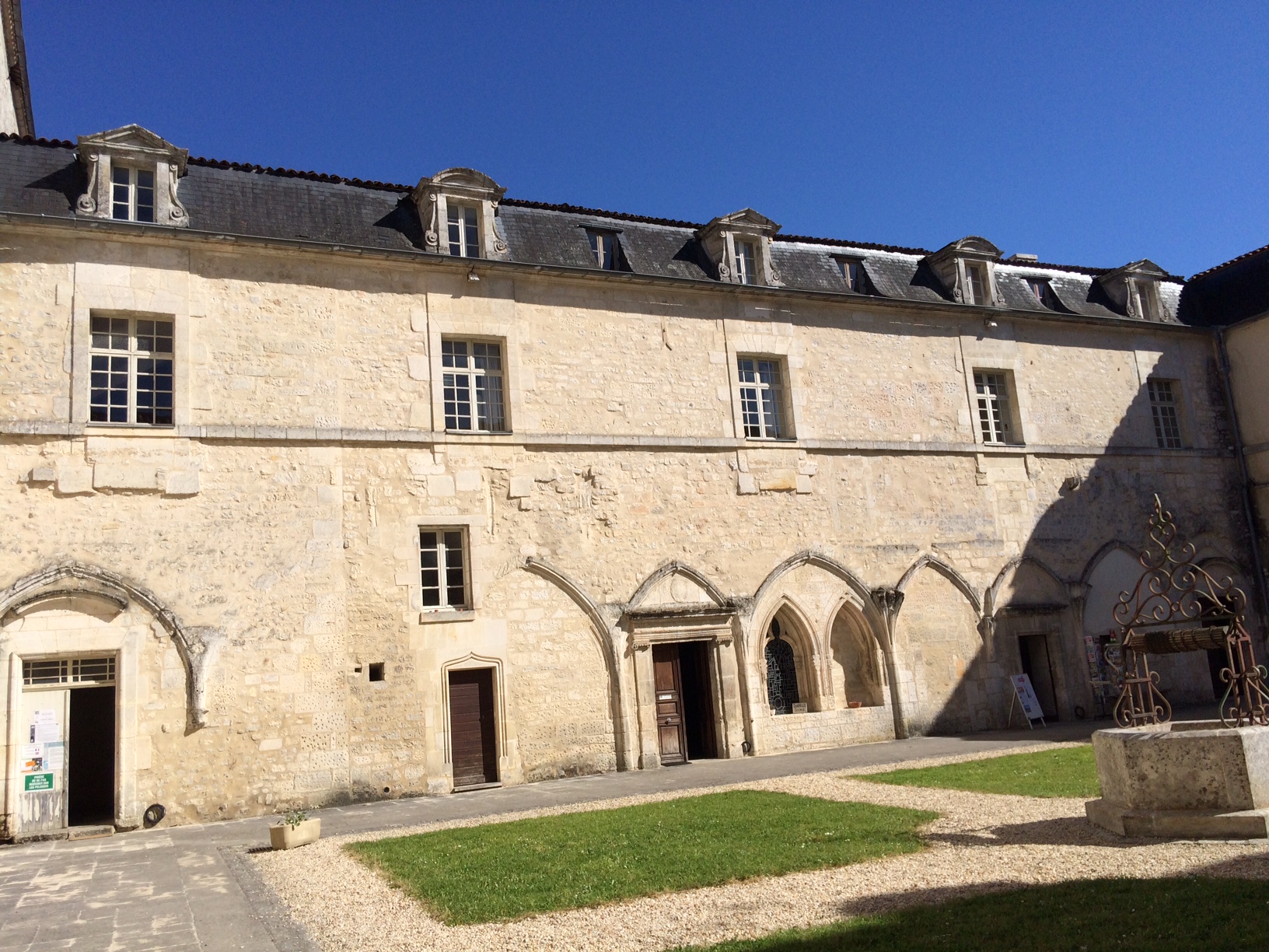 livingincognac-bassac-abbey