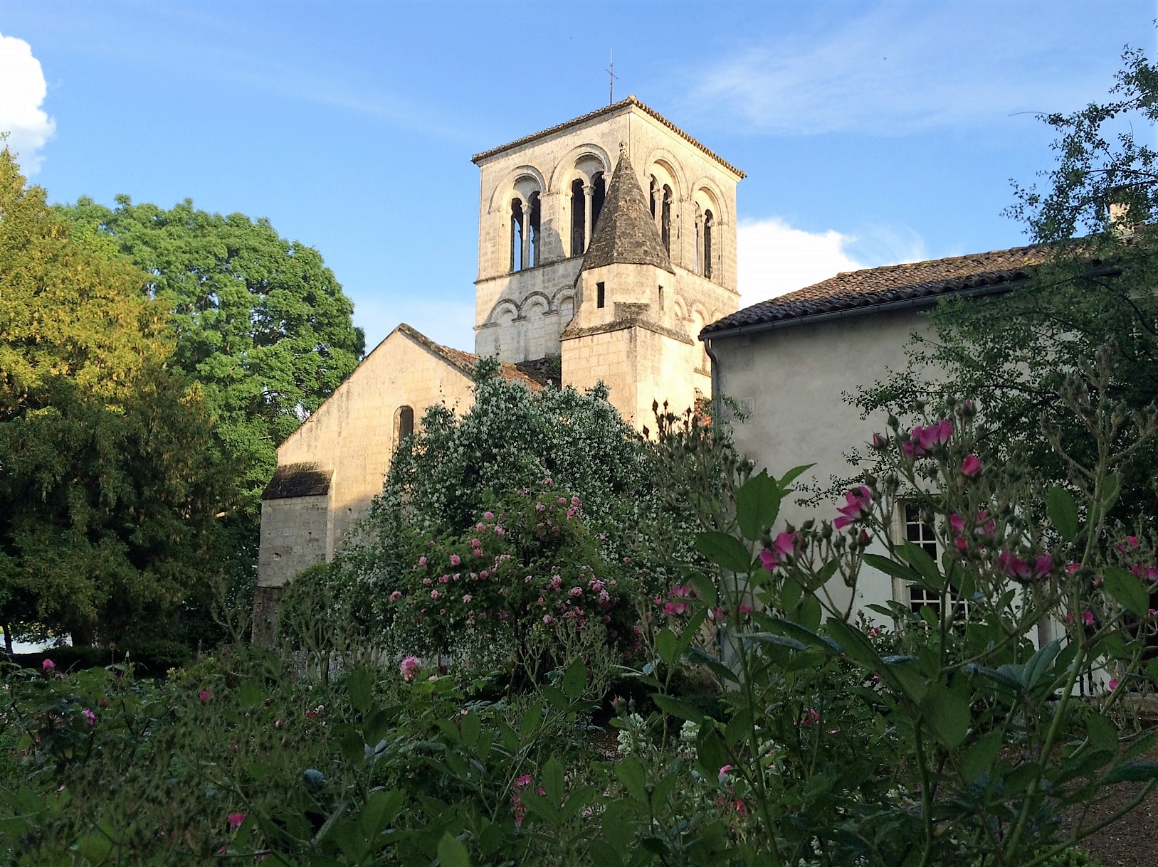 livingincognac-magnac-church