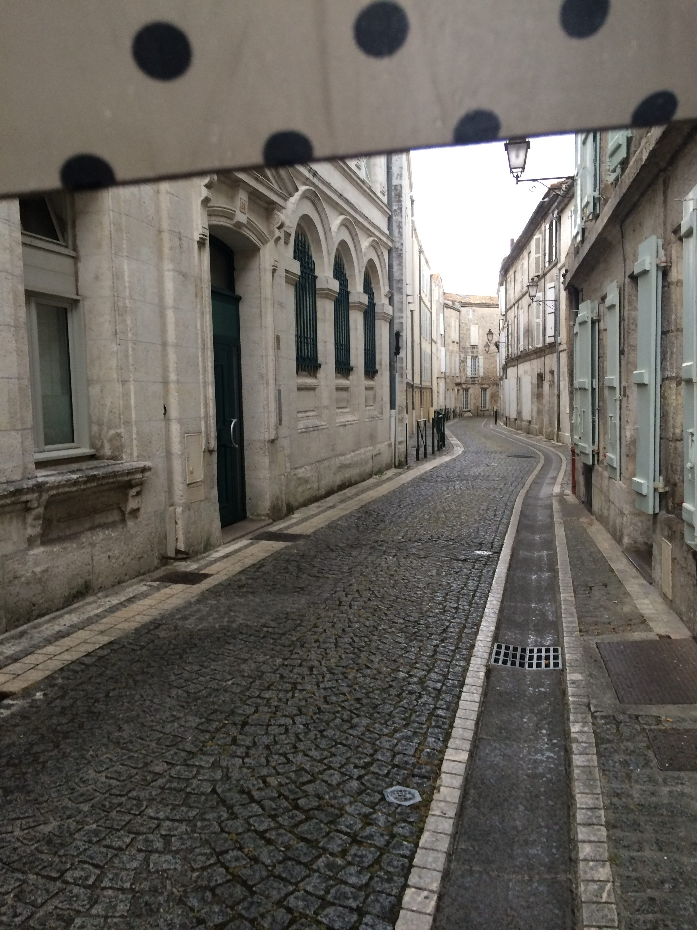 livingincognac - angouleme street
