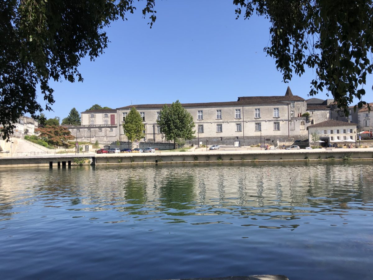 le château royal de Cognac vue de l'autre rive de la Charente