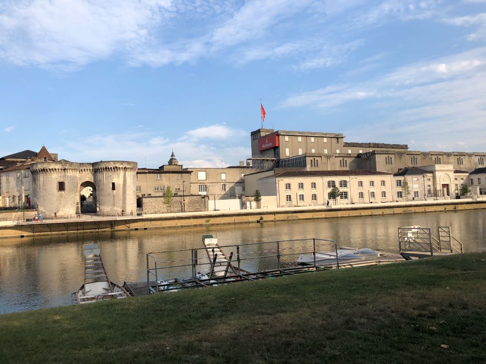 Les quais Hennessy dans la ville de cognac Cognac et le Château Royal