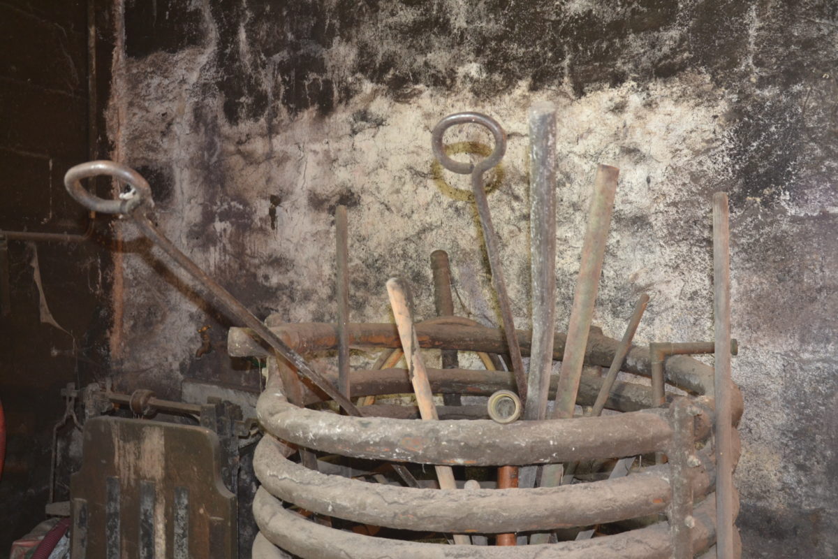 les outils pour travailler le feu dans la chaudière de la distillerie