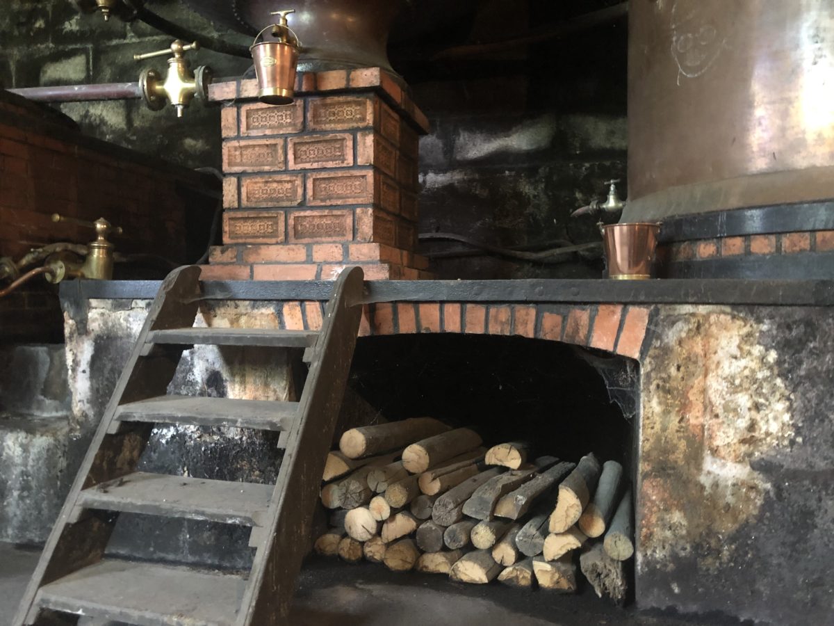 La distillerie au bois et au charbon du domaine des Gatinauds