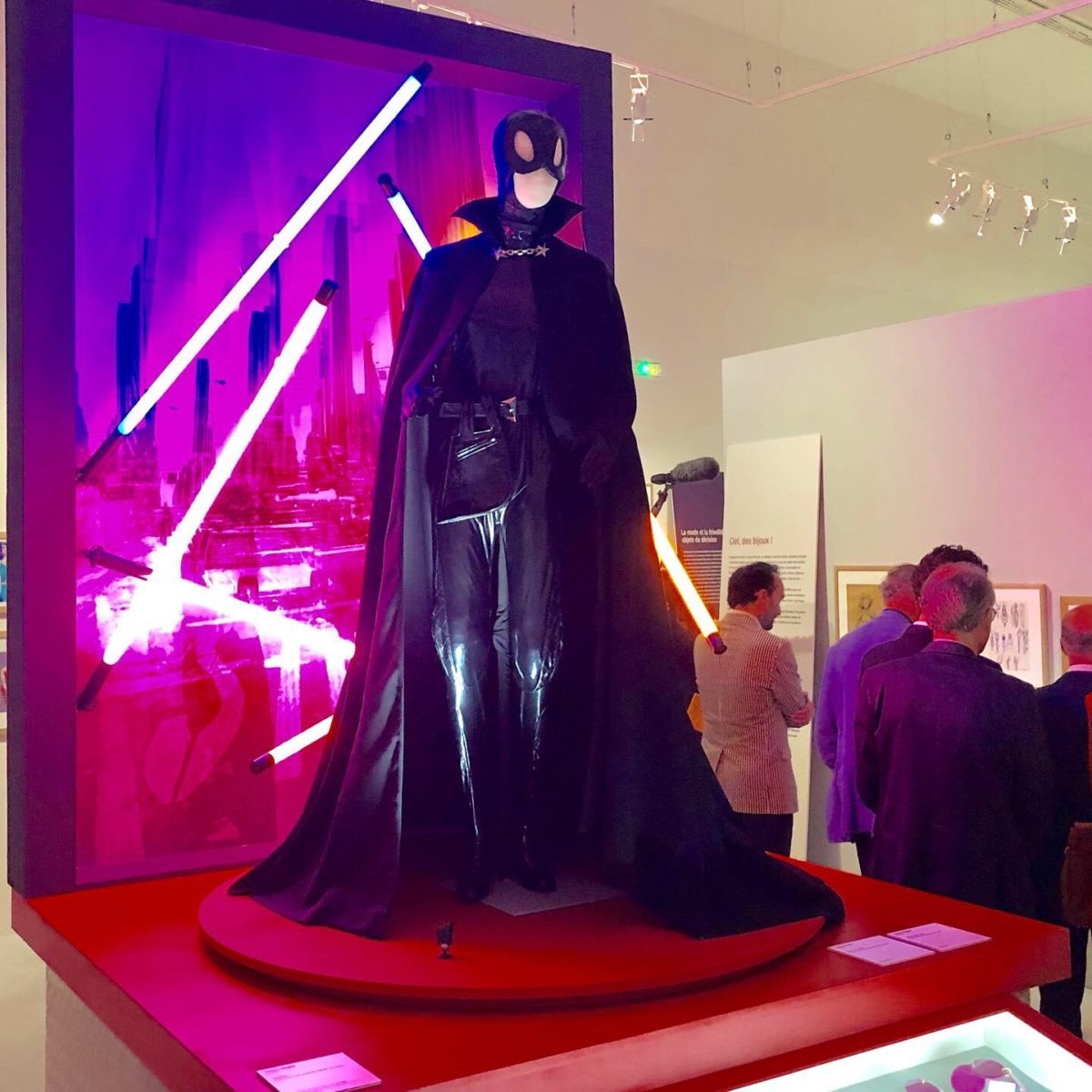 exposition mode et bande dessinée catwoman de mugler
