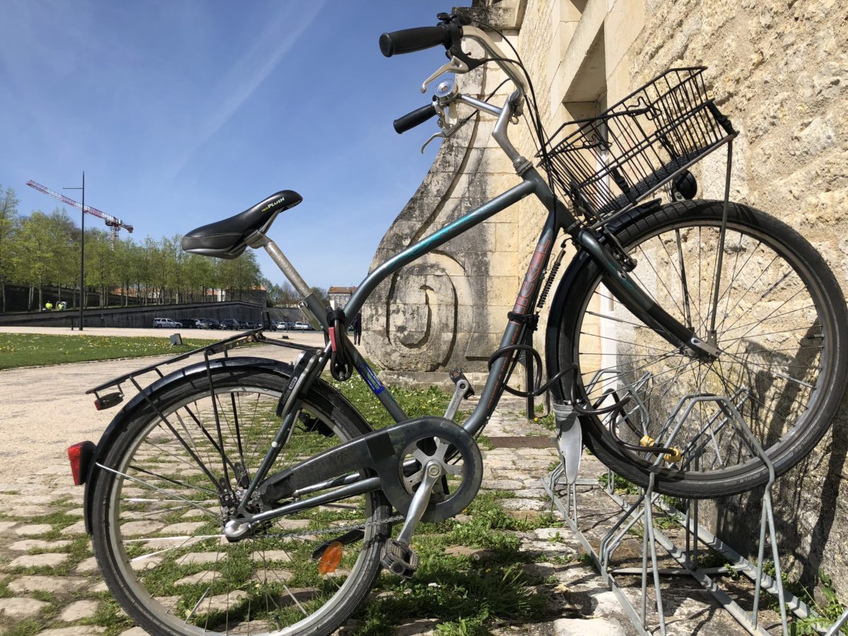 un vélo devant la Corderie Royale de Rochefort