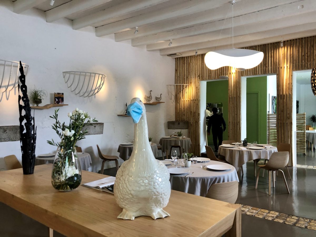 L'oie symbole du restaurant en mode geste barrière