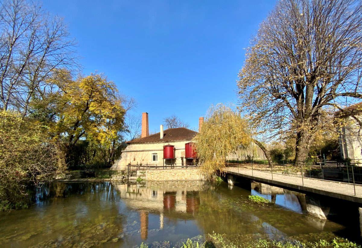 la distillerie de la famille Naud vue de la berge