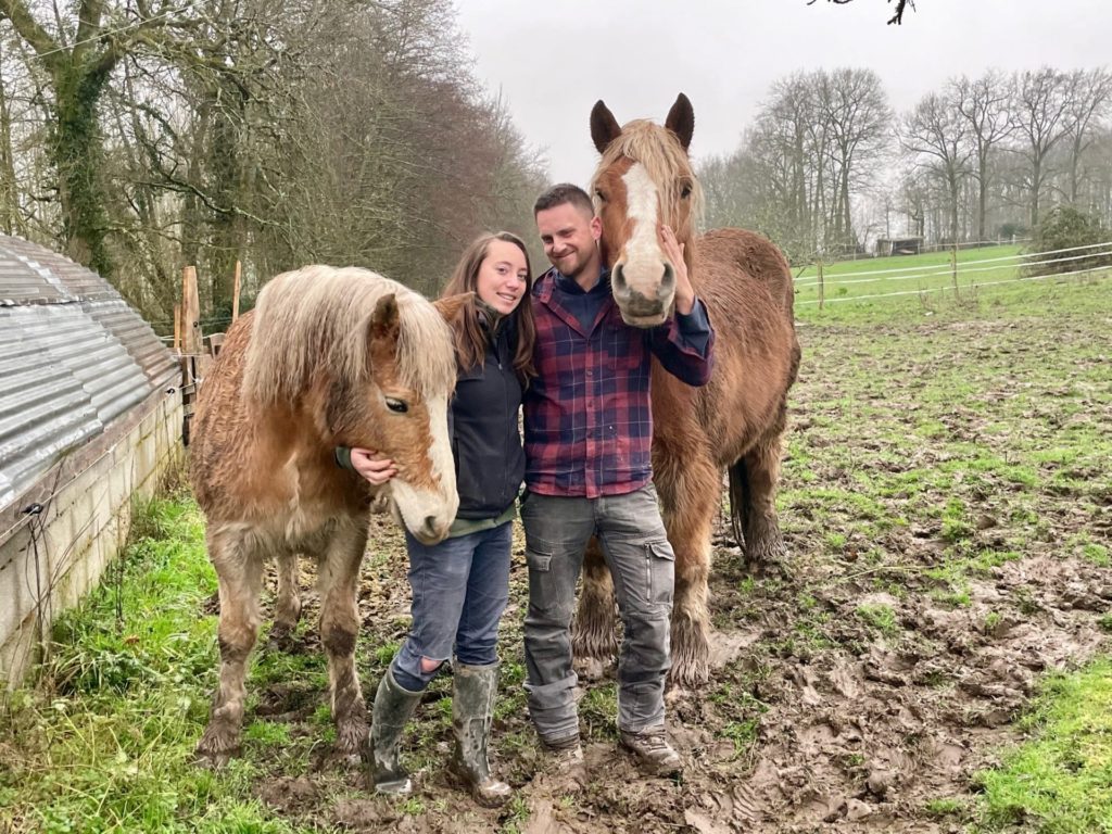 julie, antoine du domaine Rouill'Bouc et leurs chevaux