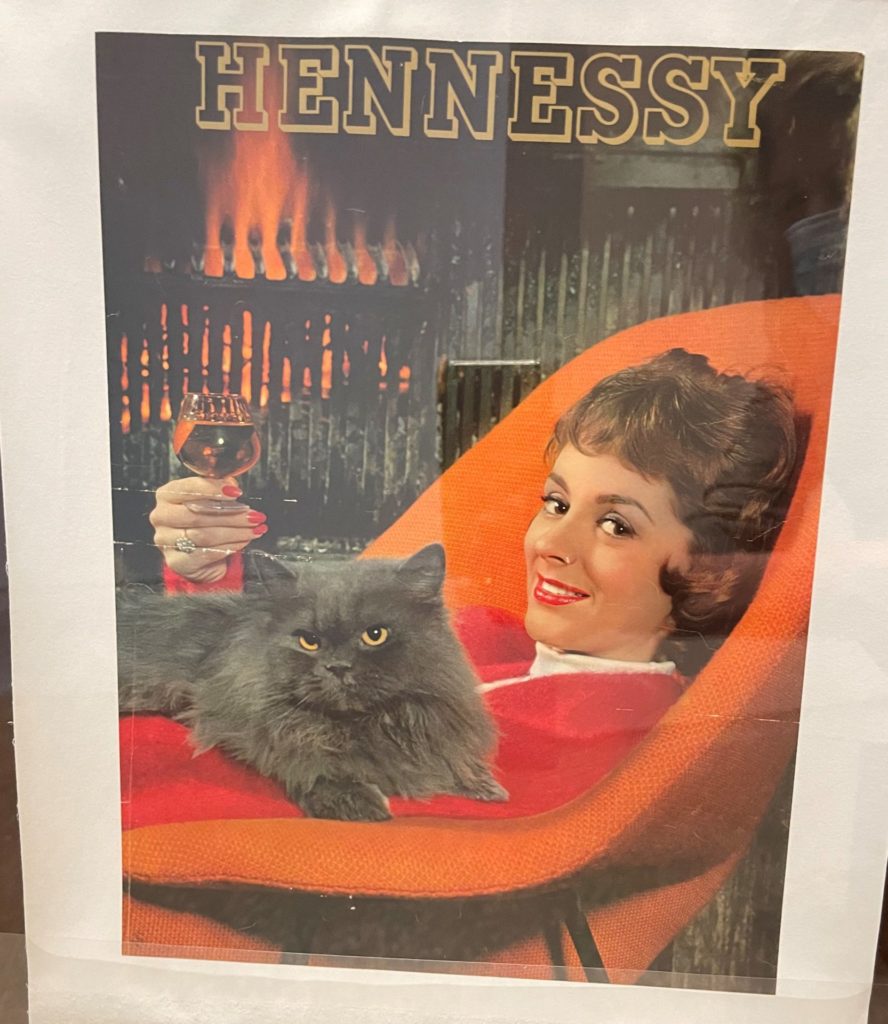 affiche publicitaire mettant en scène une femme buvant du cognac