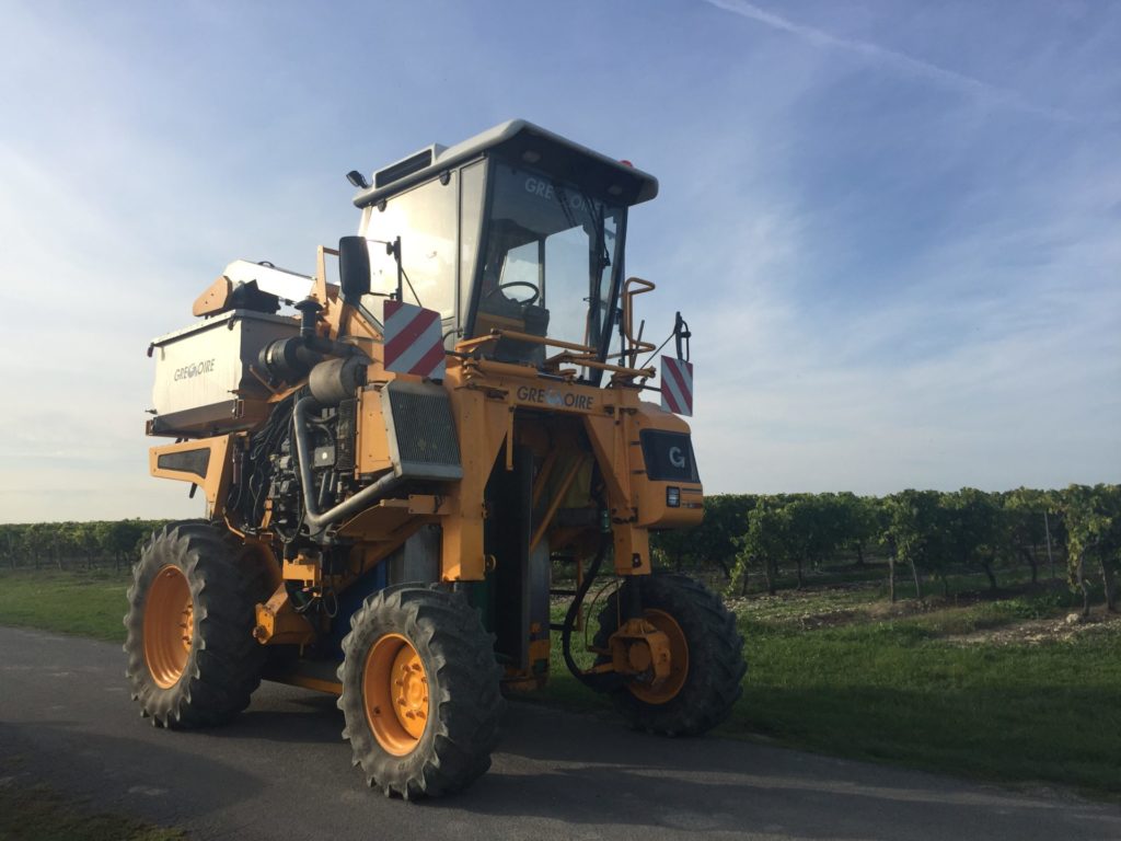 machine à vendanger sur la route