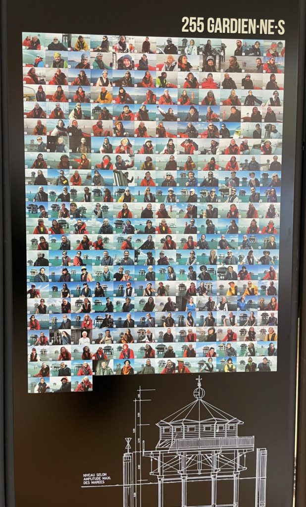 les photos des 255 gardiens de phare de la réplique du phare du bout du monde