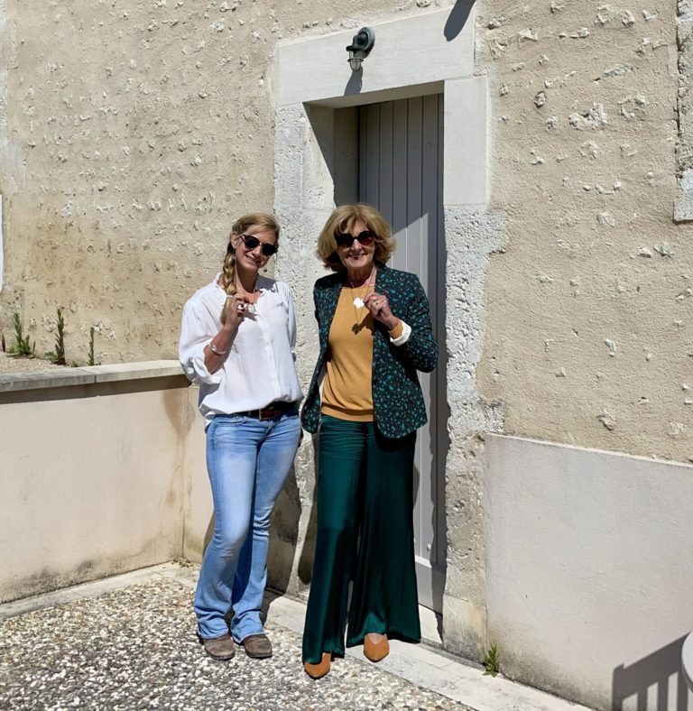 Jess et Anne présentant leur pendentif feuille de vigne