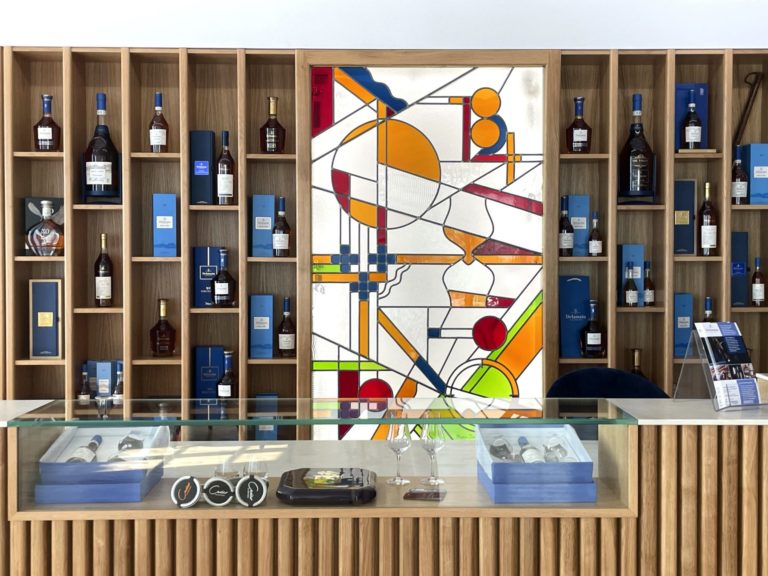 Bleu Delamain dans le show room
