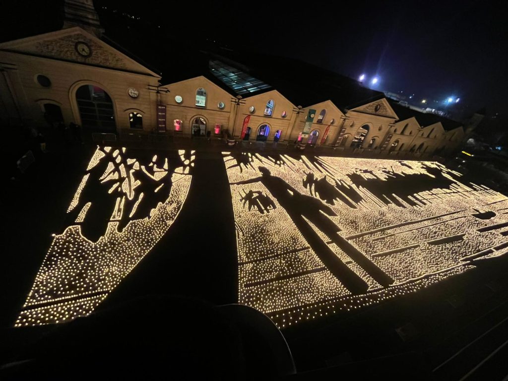 la performance lumineuse des 35000 bougies reproduisant Corto Maltese