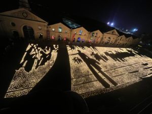 la performance lumineuse des 35000 bougies reproduisant Corto Maltese