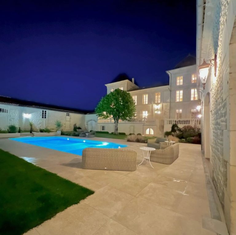 Vue extérieure de nuit de N3 The chateau