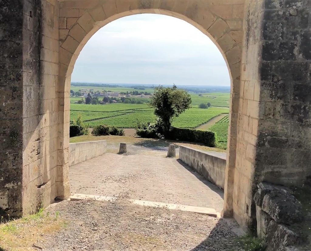 vue du porche d'entrée du château de bouteville