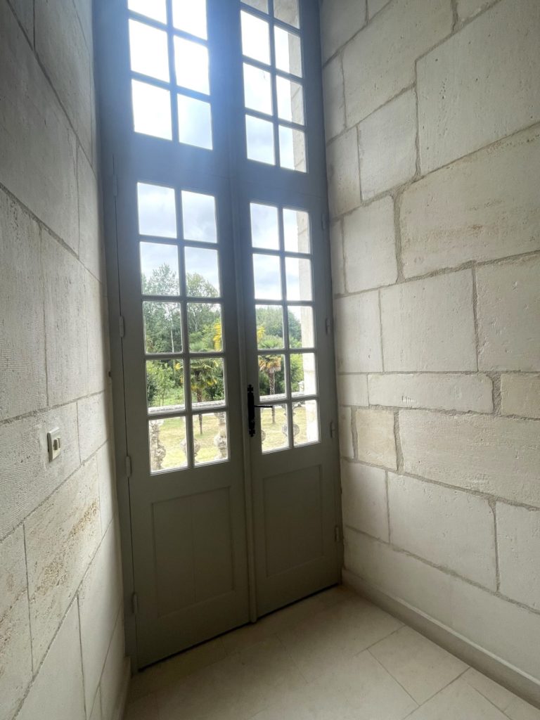 porte fenêtre de l'abbaye de Bassac