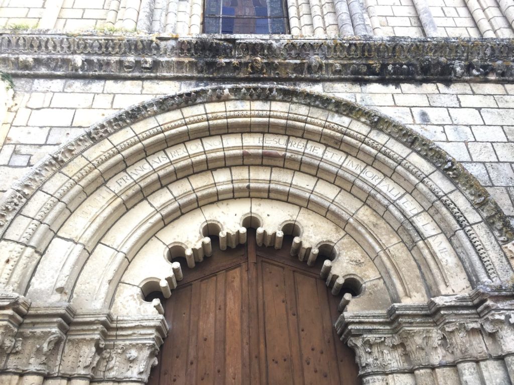 Porche de l'abbaye de Bassac