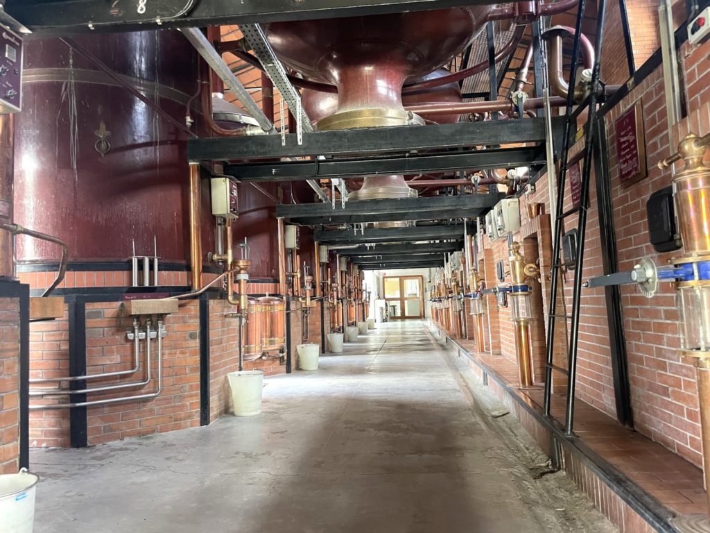 a l'intérieur de la distillerie