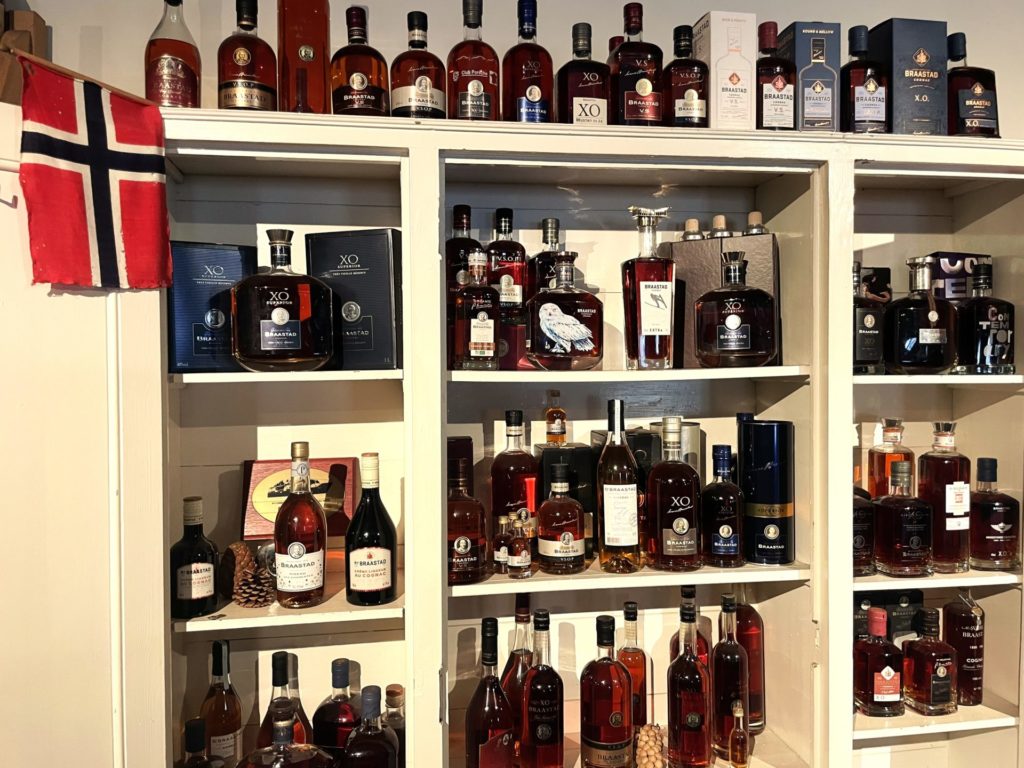 une armoire de présentation des cognacs Braastad et Tiffon