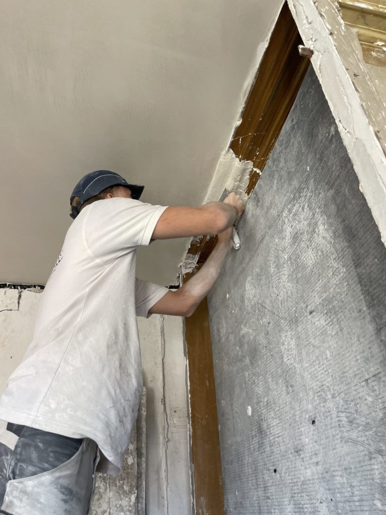 restauration d'une corniche dans la maison pierre loti