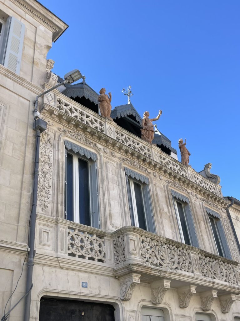 vue de la maison dans la rue Pierre Loti