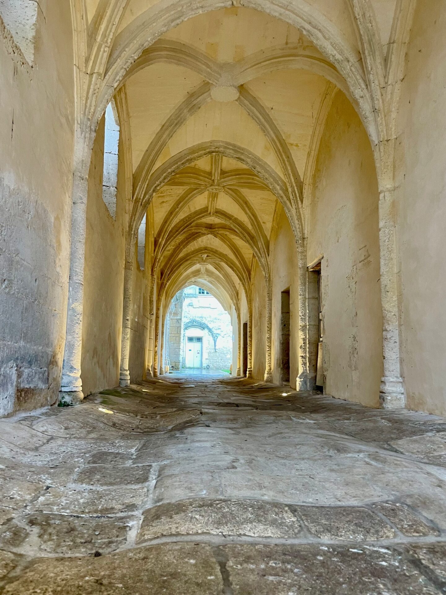 l'entrée de l'abbaye de Bassac