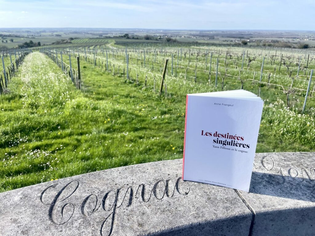 le livre Les destinées singulières Yann Fillioux et le cognac sur la table d'orientation