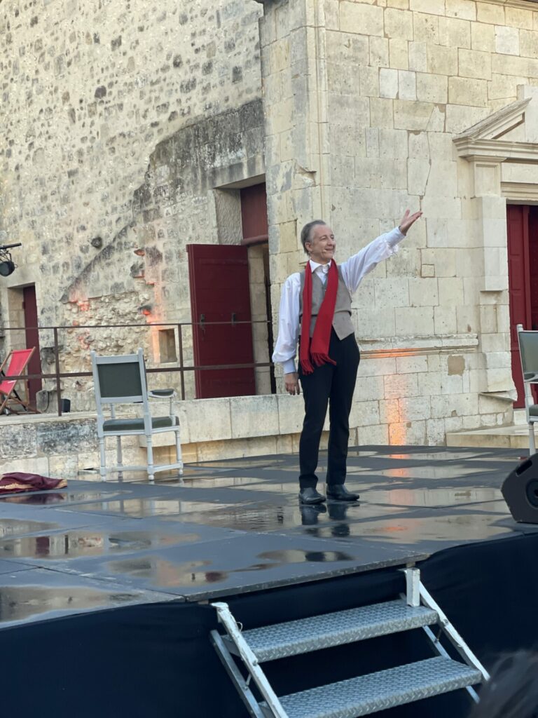  Christophe Barbier dans la cour du château de Bouteville
